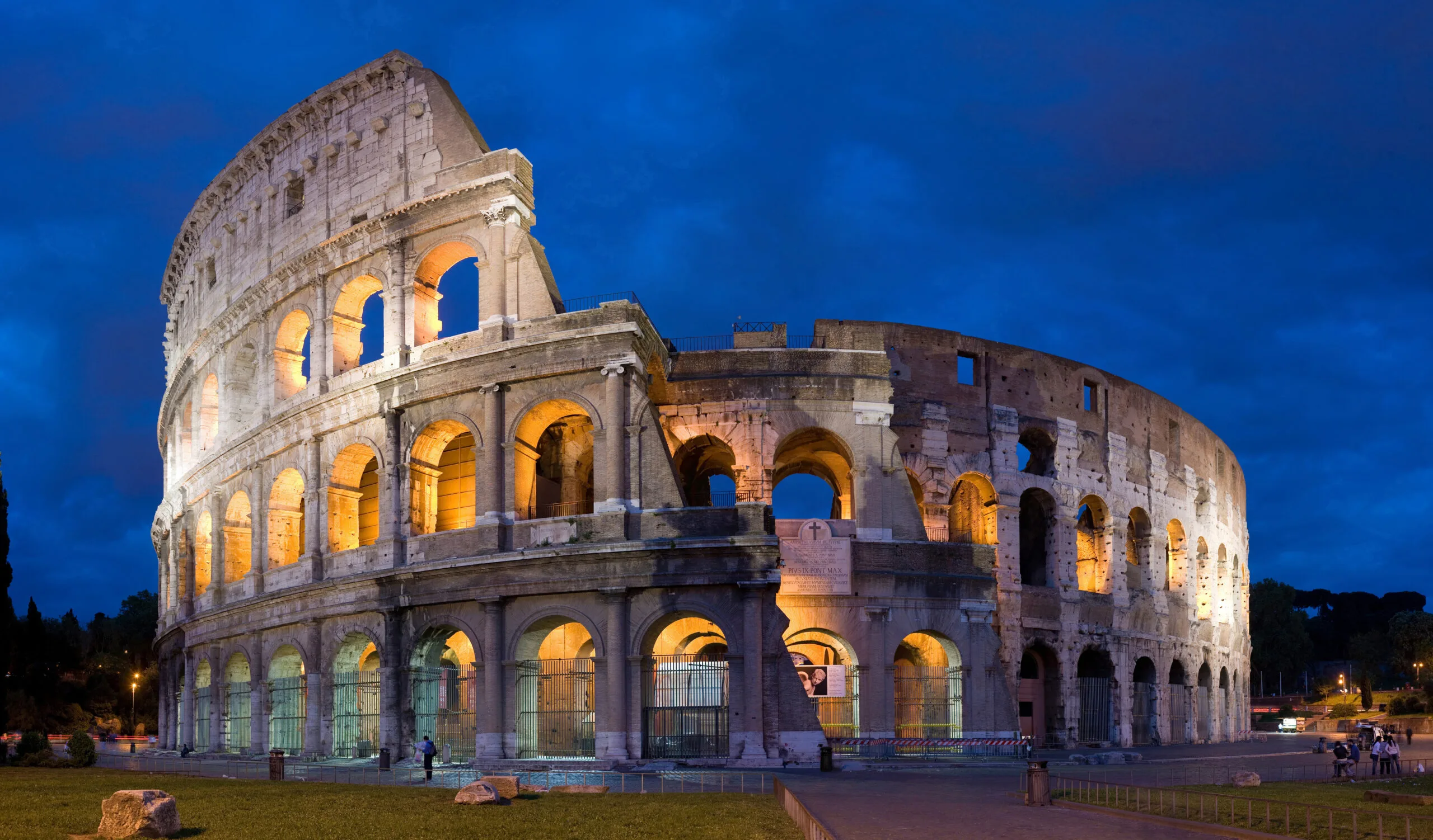 Colosseum_in_Rome-April_2007-1-_copie_2B